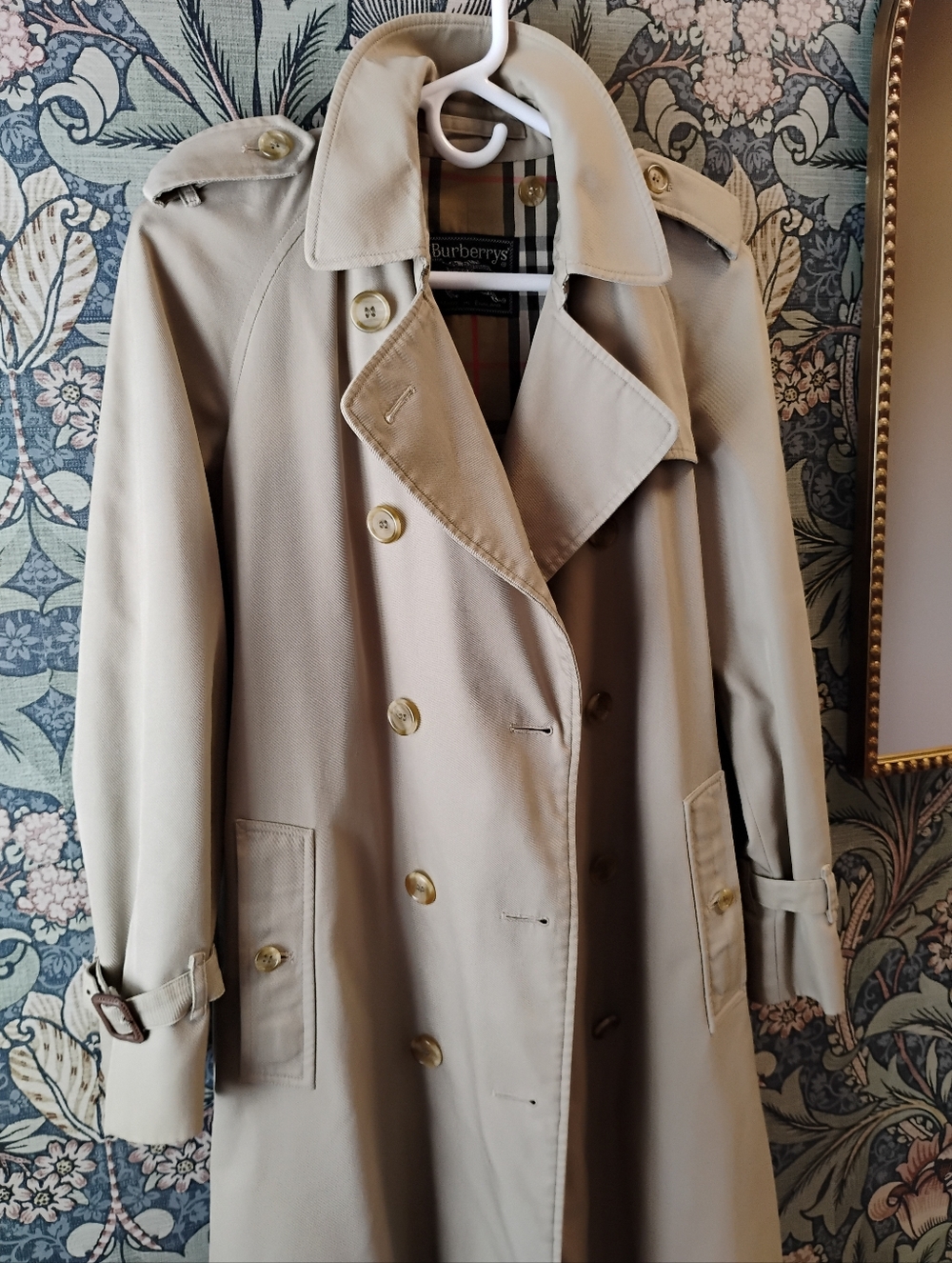 Vintage Burberry Beige Trench Coat with Signature Check Lining - Picture 5 of 10
